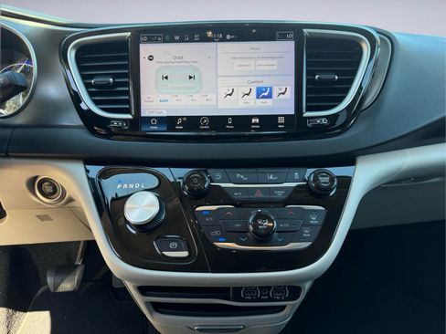 Used 2024 Chrysler Pacifica Touring-L FWD image 20