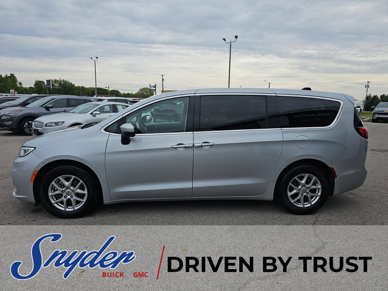 Used 2023 Chrysler Pacifica Touring-L FWD image 5