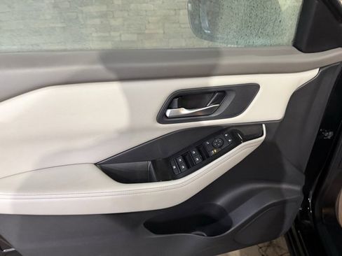 Certified 2025 Nissan Rogue SV image 7