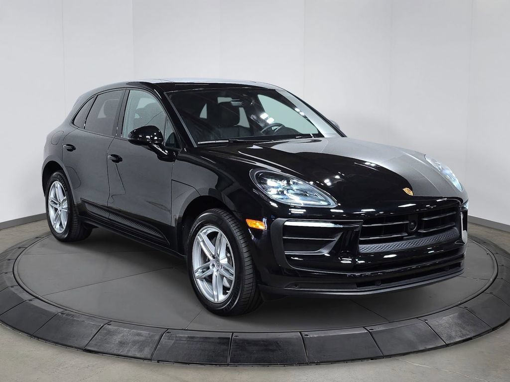 Certified 2026 Porsche Macan AWD/4WD image 9