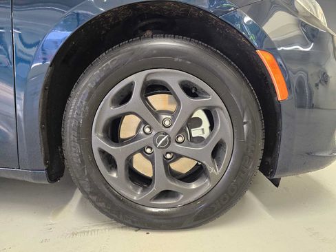 Used 2022 Chrysler Pacifica Touring-L w/ S Appearance Package FWD image 9
