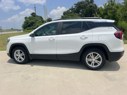 Used 2022 GMC Terrain SLE w/ Driver Convenience Package FWD image 4