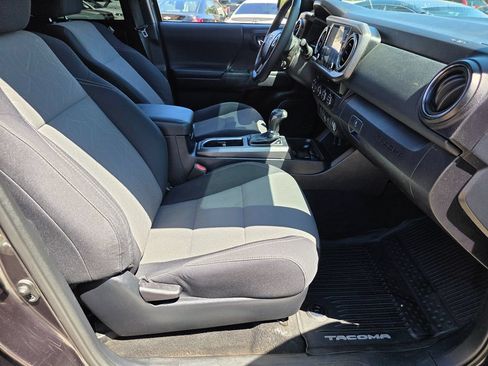 Used 2020 Toyota Tacoma TRD Off-Road w/ Technology Package AWD/4WD image 15