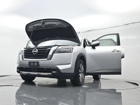 Used 2025 Nissan Pathfinder SL FWD image 31