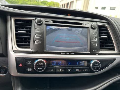 Used 2019 Toyota Highlander SE w/ Nightshade Edition AWD/4WD image 10