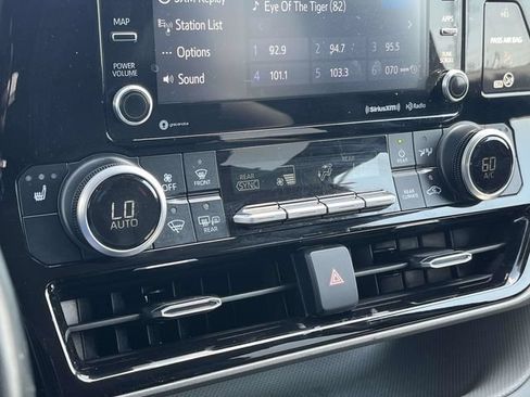 Used 2021 Toyota Highlander XLE AWD/4WD image 33