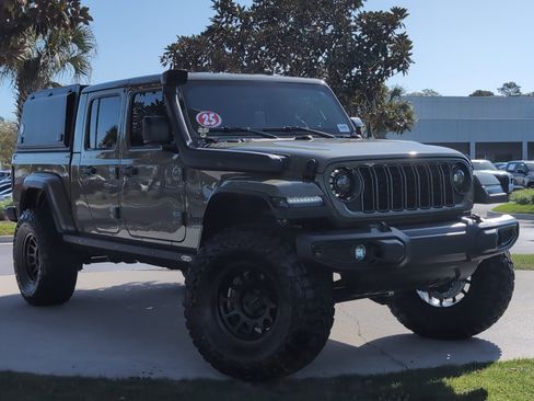 Used 2025 Jeep Gladiator Sport image 2