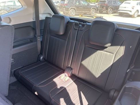 Used 2024 Volkswagen Tiguan SE image 7