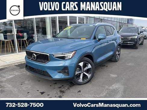 Certified 2025 Volvo XC40 B5 Plus AWD/4WD image 1
