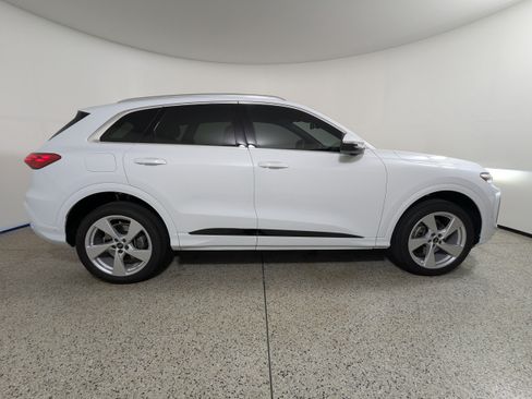 Certified 2025 Audi Q5 Premium Plus w/ Premium Plus AWD/4WD image 8