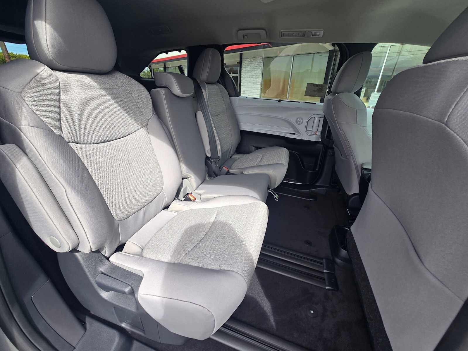 Used 2026 Toyota Sienna LE FWD image 29