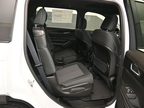 New 2025 Jeep Grand Cherokee L Laredo image 28