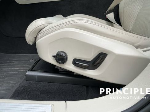 Certified 2023 Volvo XC60 B5 Ultimate w/ Climate Package FWD image 29