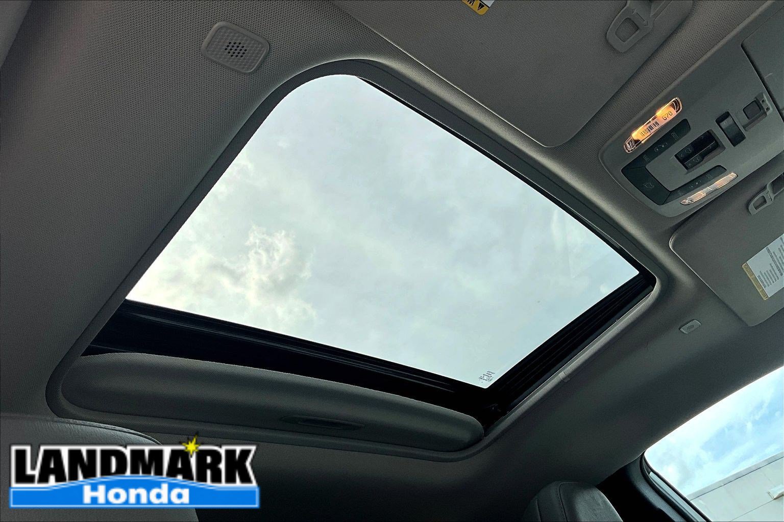 Used 2025 Toyota Sienna XLE FWD image 17