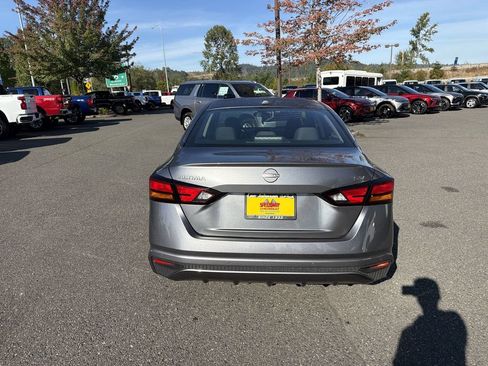 Used 2023 Nissan Altima 2.5 SV FWD image 8