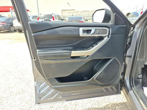 Used 2022 Ford Explorer XLT image 9