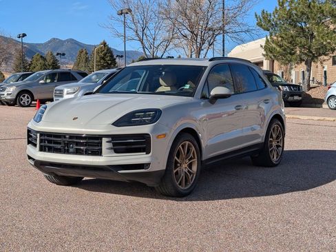 Used 2024 Porsche Cayenne image 3
