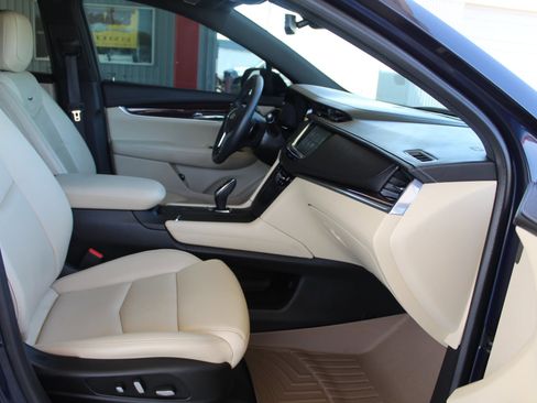 Used 2017 Cadillac XT5 Luxury w/ Driver Awareness Package image 14