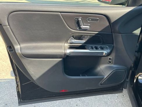 Used 2023 Mercedes-Benz GLB 250 4MATIC w/ Premium Package image 21
