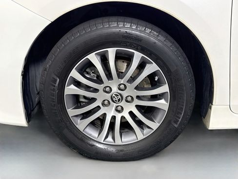Used 2020 Toyota Sienna XLE w/ XLE Navigation Package FWD image 38