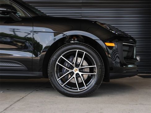 Certified 2025 Porsche Macan image 15
