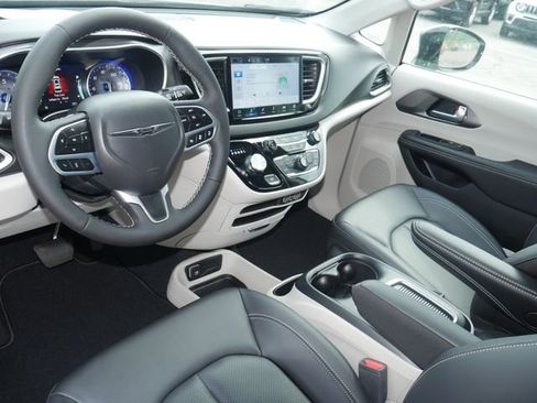 Used 2024 Chrysler Pacifica Touring-L FWD image 15