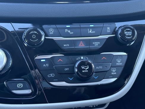 Used 2024 Chrysler Pacifica Touring-L image 4