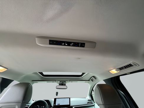 Used 2025 Toyota Sienna XLE image 10