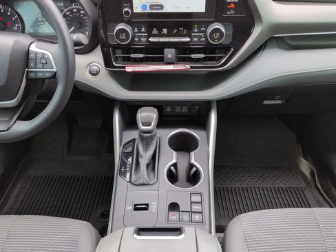 Used 2025 Toyota Highlander LE FWD image 19