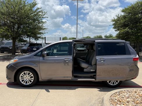 Used 2015 Toyota Sienna XLE w/ XLE Navigation Package FWD image 3