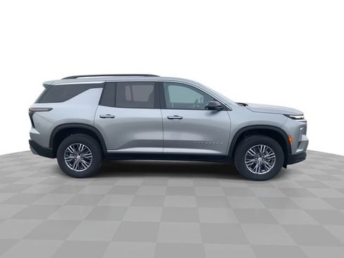 Used 2025 Chevrolet Traverse LT w/ Driver Confidence Package FWD image 9