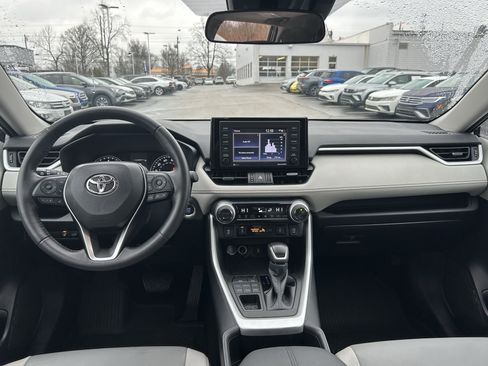Used 2022 Toyota RAV4 XLE Premium image 9