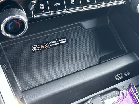 Used 2025 Chevrolet Suburban Z71 image 32