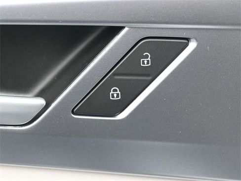 Certified 2025 Volkswagen Taos SE w/ Panoramic Sunroof Package image 14