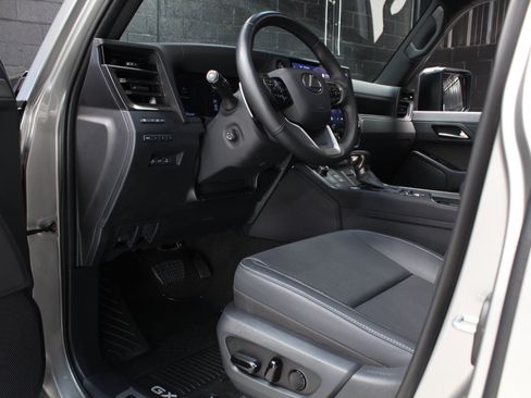Used 2025 Lexus GX 550 w/ Cold Area Package AWD/4WD image 34
