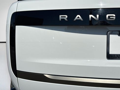 Used 2025 Land Rover Range Rover SE image 10