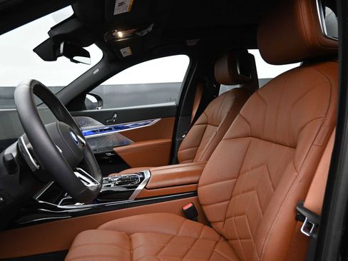 Used 2025 BMW 750e xDrive image 10