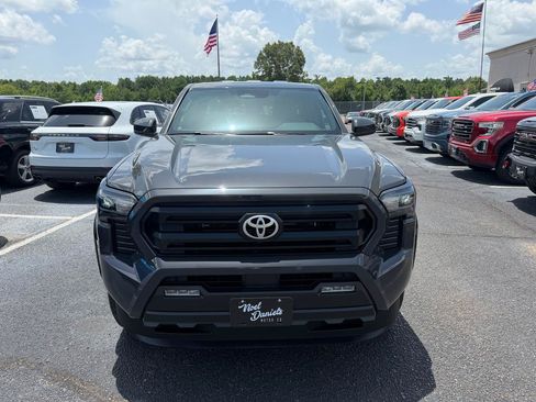 Used 2025 Toyota Tacoma SR5 AWD/4WD image 3