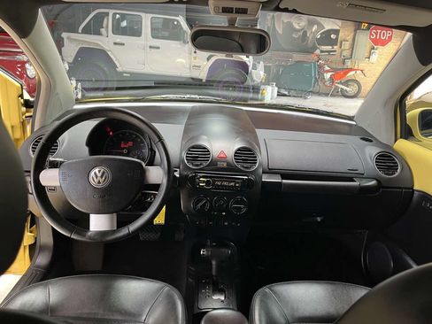 Used 2009 Volkswagen Beetle S FWD image 9