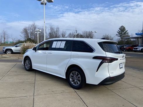 Used 2024 Toyota Sienna LE image 7