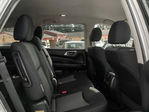 Used 2019 Nissan Pathfinder SV image 12