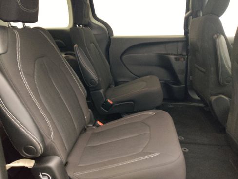 Used 2023 Chrysler Pacifica Touring FWD image 19