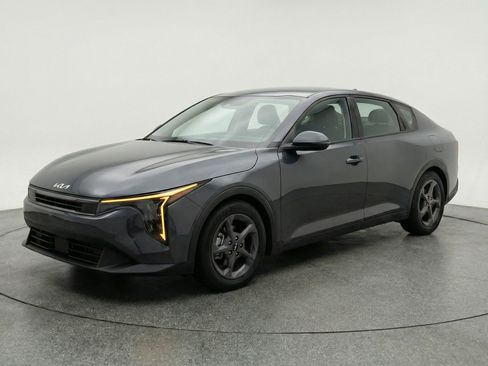 Used 2025 Kia K4 LXS image 3