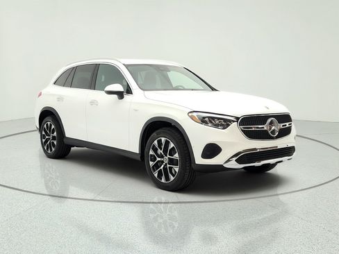 Used 2025 Mercedes-Benz GLC 350e 4MATIC image 3