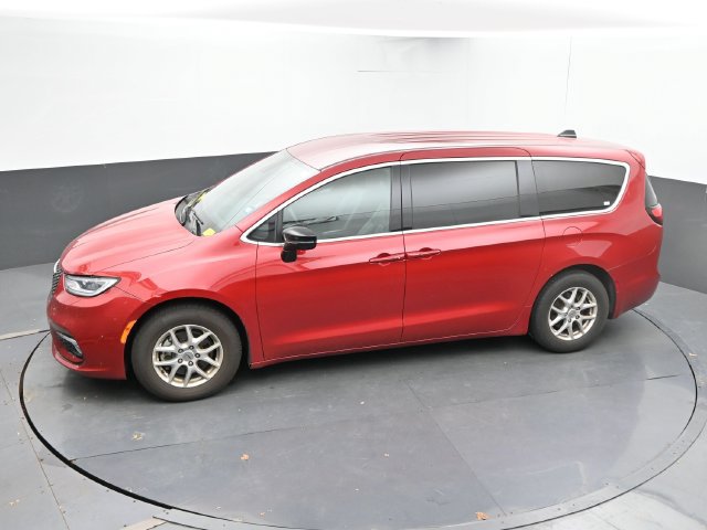 Used 2025 Chrysler Pacifica Select FWD image 41