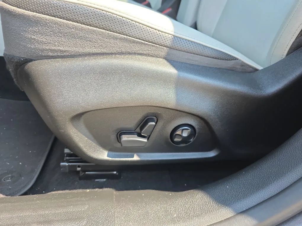 Used 2018 Jeep Renegade Limited w/ UConnect 8.4 Nav Group FWD image 16