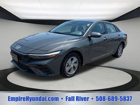 Used 2024 Hyundai Elantra SE FWD image 1