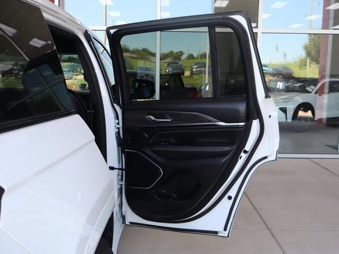 Used 2023 Jeep Grand Cherokee Overland AWD/4WD image 39