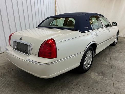 Used 2005 Lincoln Town Car Signature Limited RWD image 7