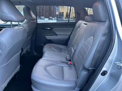 Used 2022 Toyota Highlander XLE image 38